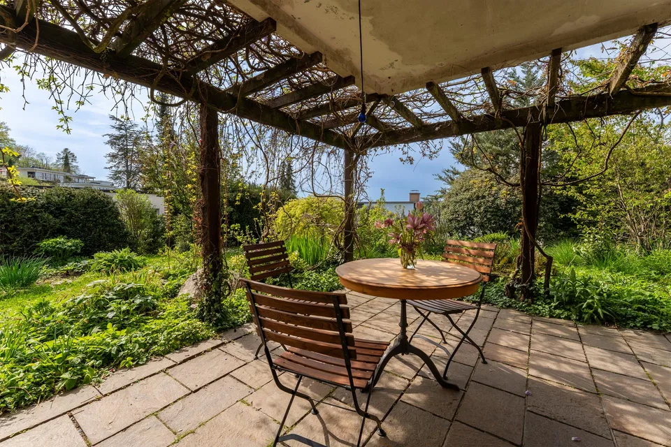 Ampia casa unifamiliare con giardino idillico in una posizione tranquilla
