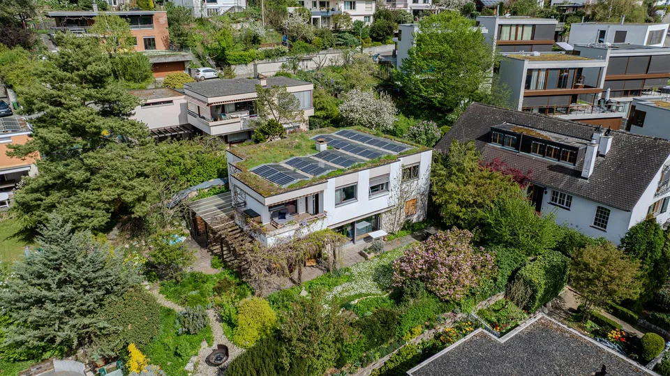 Ampia casa unifamiliare con giardino idillico in una posizione tranquilla