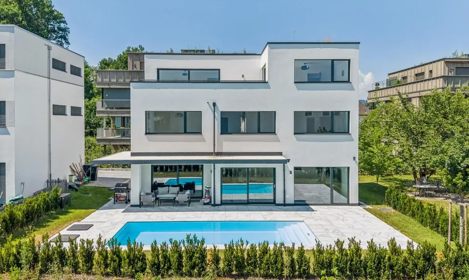 Luxuriöses 7.5  Zimmerhaus mit Aussenpool - Exklusives Wohnen in Suhr