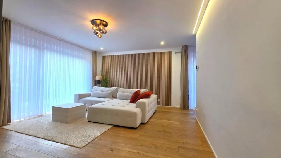 Moderne Einfamilienvilla mit grosszügigem Garten in ruhiger Lage in Golino