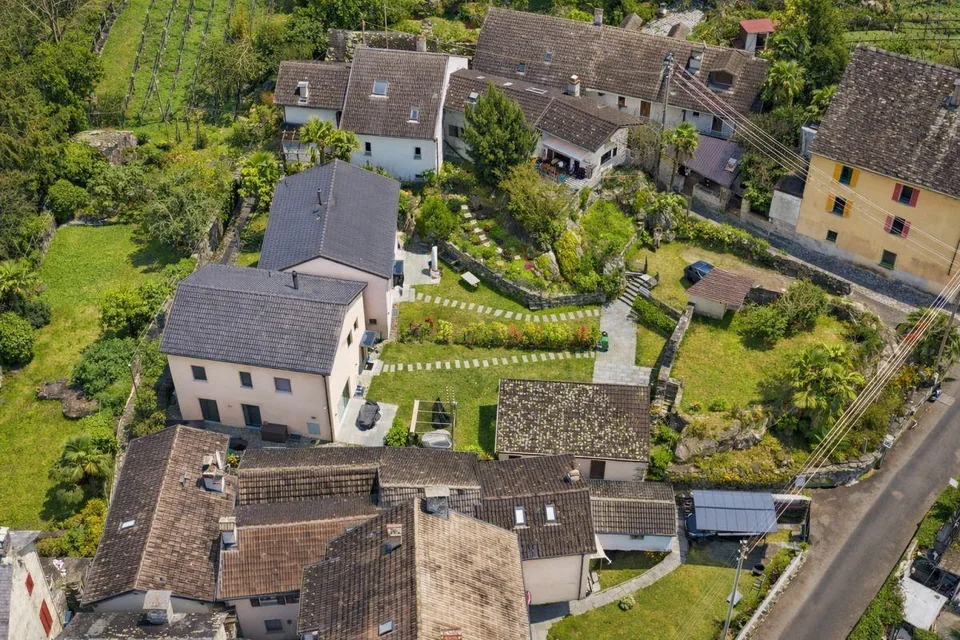 Villetta unifamiliare moderna con ampio giardino in posizione tranq...