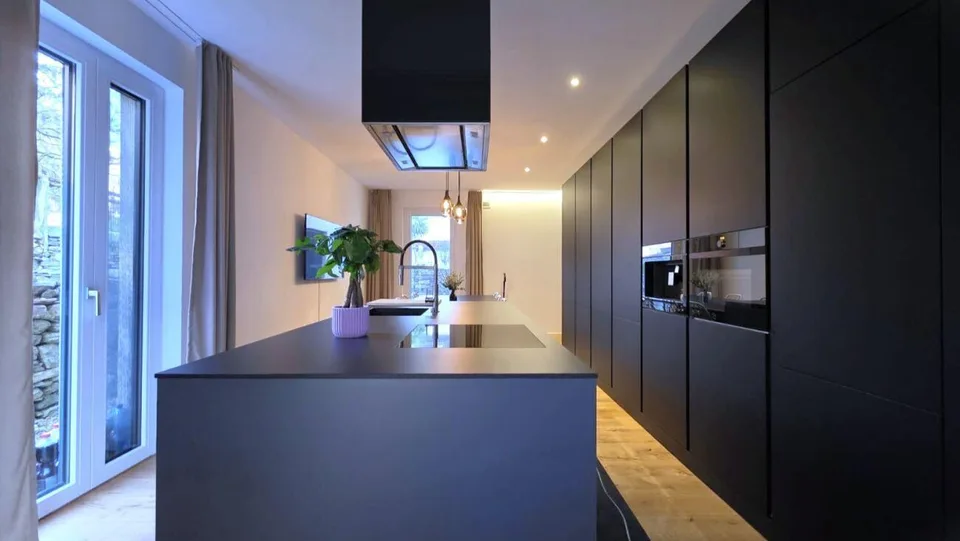 Moderne Einfamilienvilla mit grosszügigem Garten in ruhiger Lage in Golino