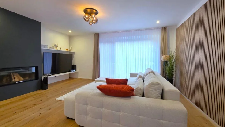 Moderne Einfamilienvilla mit grosszügigem Garten in ruhiger Lage in Golino