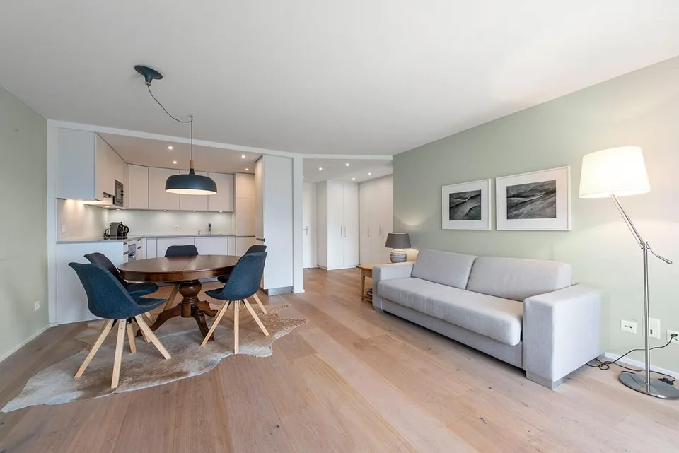 Falera: sonnige Ferienwohnung mit Balkon und Bergsicht