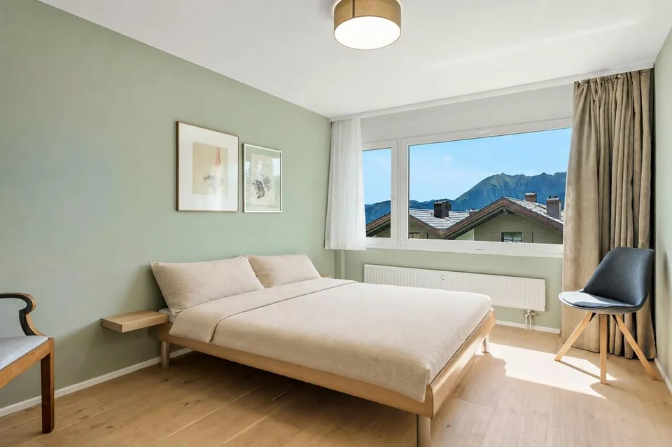Falera: sonnige Ferienwohnung mit Balkon und Bergsicht