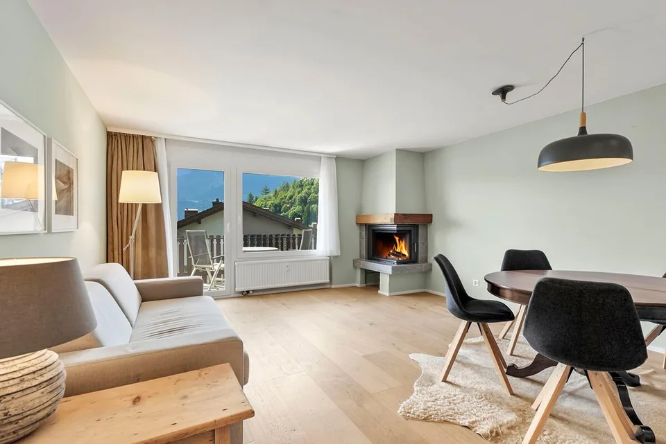 Falera: sonnige Ferienwohnung mit Balkon und Bergsicht