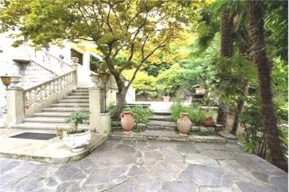 Villa von hohem Wert mit Park und Tennisplatz