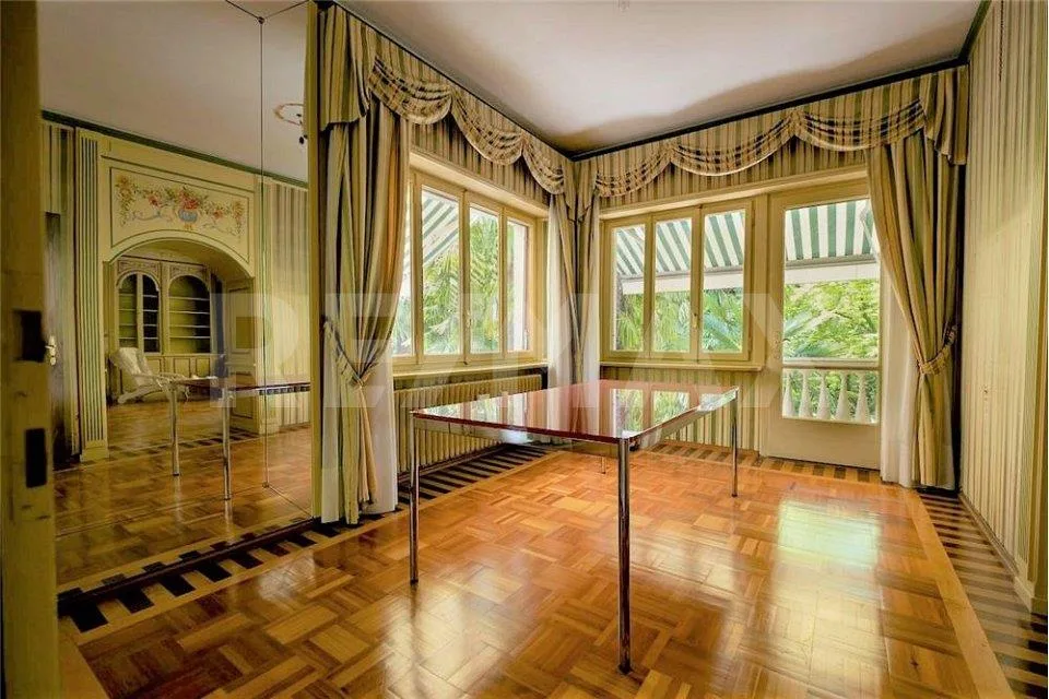 Villa von hohem Wert mit Park und Tennisplatz