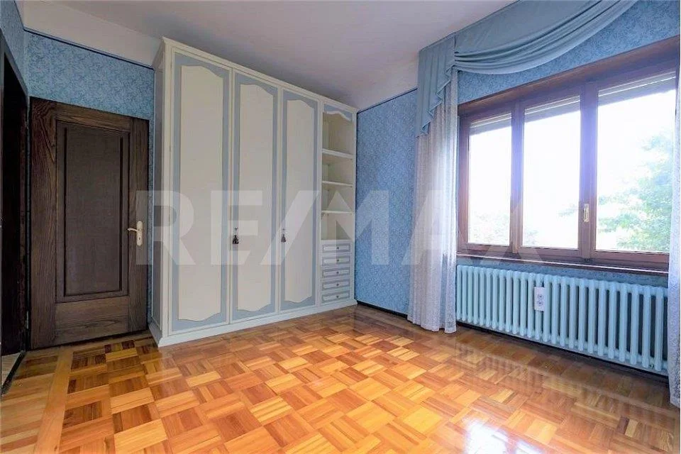 Villa von hohem Wert mit Park und Tennisplatz