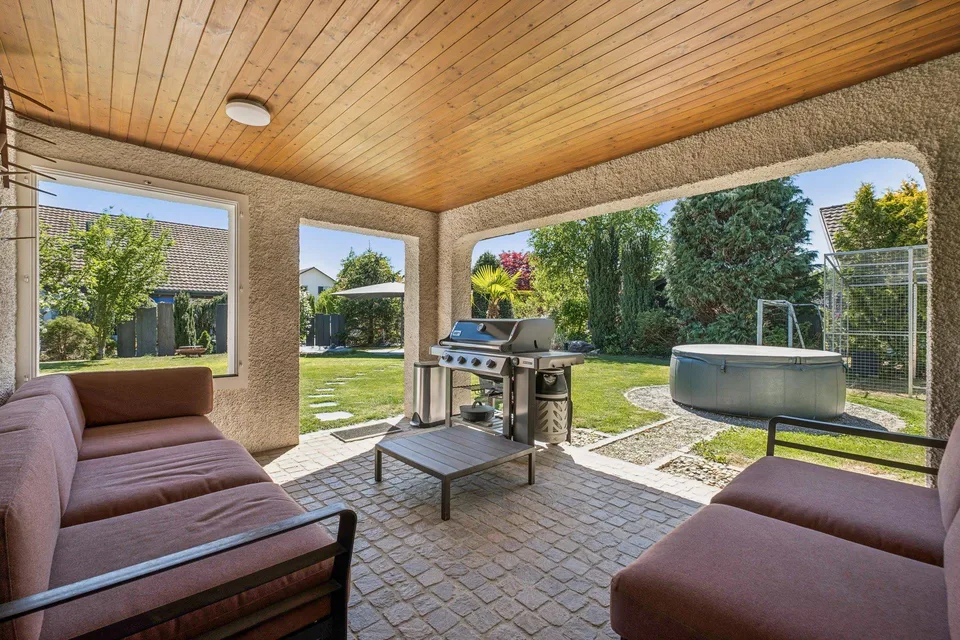 Casa unifamiliare con giardino idillico e comfort moderno