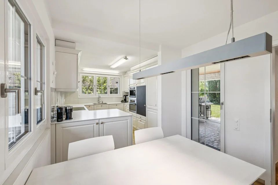 Casa unifamiliare con giardino idillico e comfort moderno