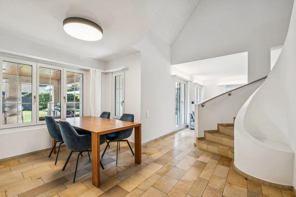 Casa unifamiliare con giardino idillico e comfort moderno