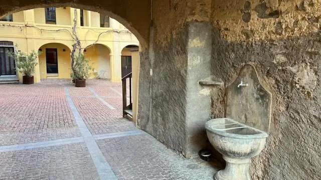 Casa ticinese ristrutturata in incantevole corte storica