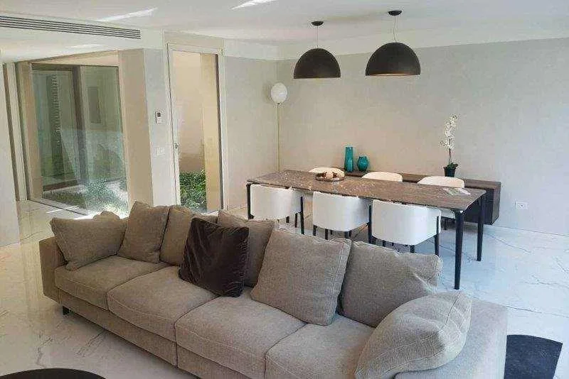 Elegantes Seebad-Villa mit Pool