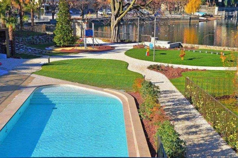 Elegantes Seebad-Villa mit Pool
