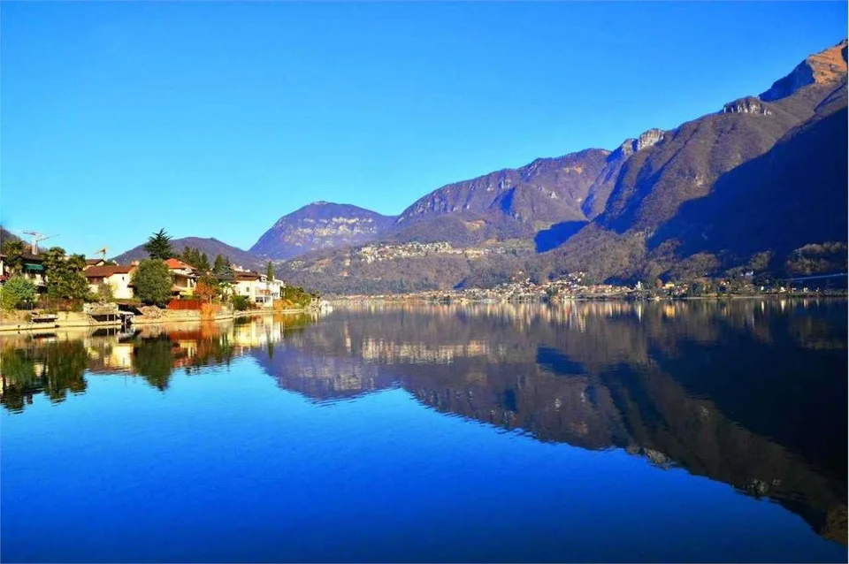 Elegantes Seebad-Villa mit Pool