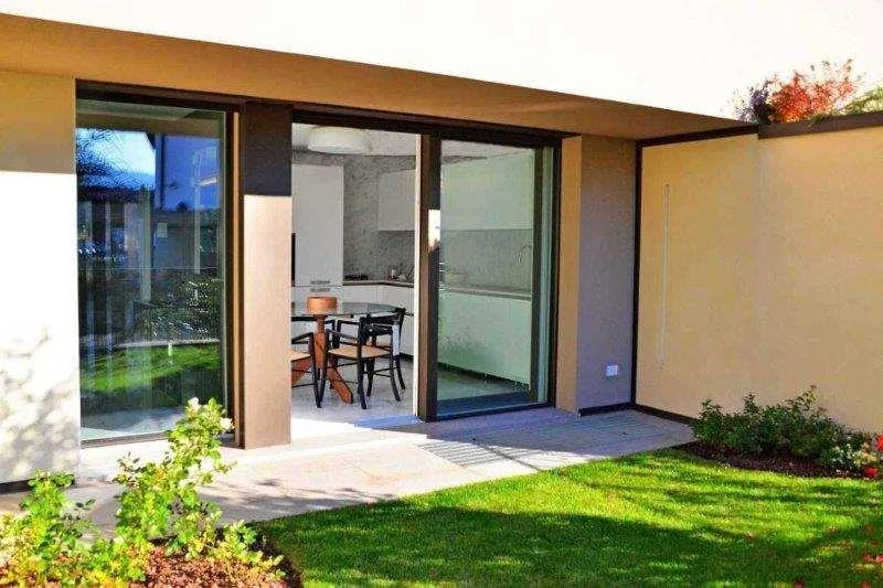 Elegantes Seebad-Villa mit Pool