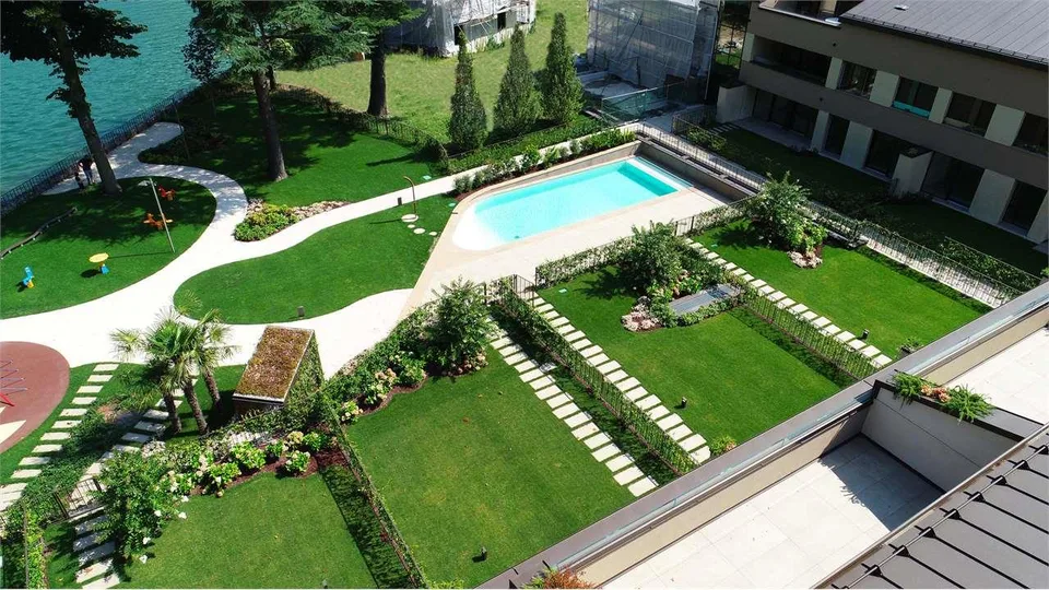 RIVA S. VITALE: ELEGANTE VILLA A LAGO CON PISCINA