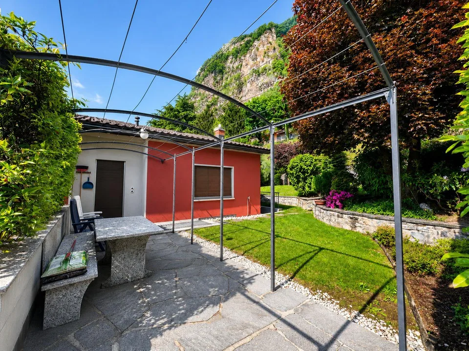Splendida villa uni-bifamiliare con giardino curato, ottima esposiz... – Foto 28 von 29