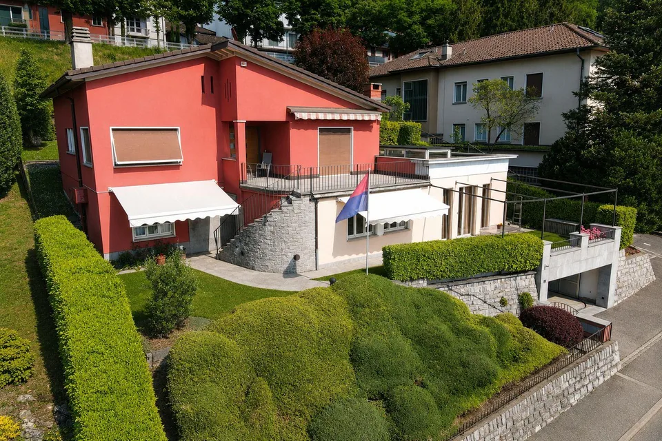 Splendida villa uni-bifamiliare con giardino curato, ottima esposiz...