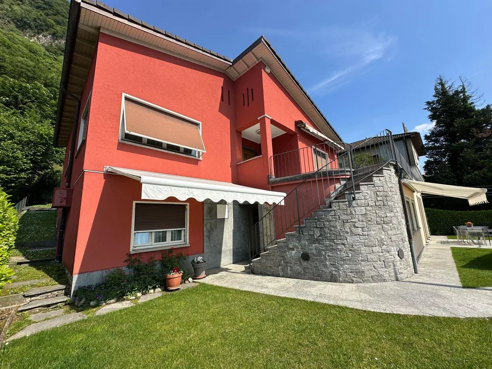 Splendida villa uni-bifamiliare con giardino curato, ottima esposiz...
