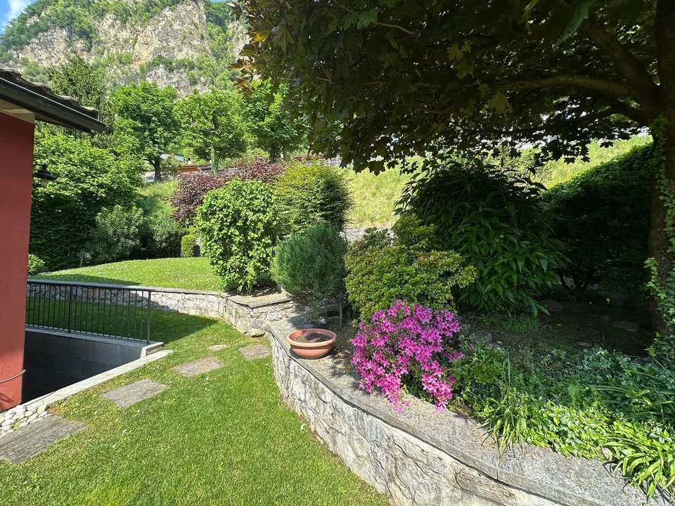 Splendida villa uni-bifamiliare con giardino curato, ottima esposiz... – Foto 24 von 29