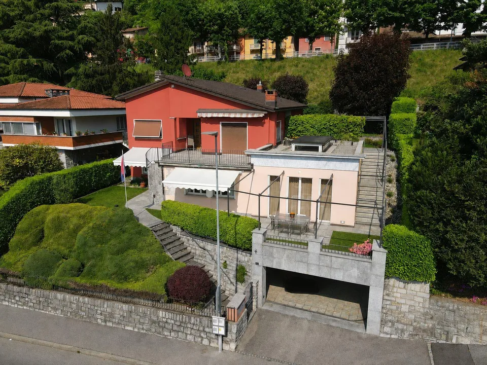 Splendida villa uni-bifamiliare con giardino curato, ottima esposiz...