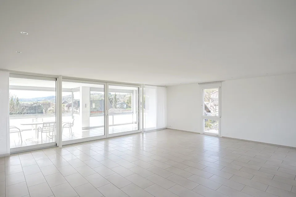 Ampio appartamento mansardato di 5,5 locali con vista panoramica a Biel-Benken