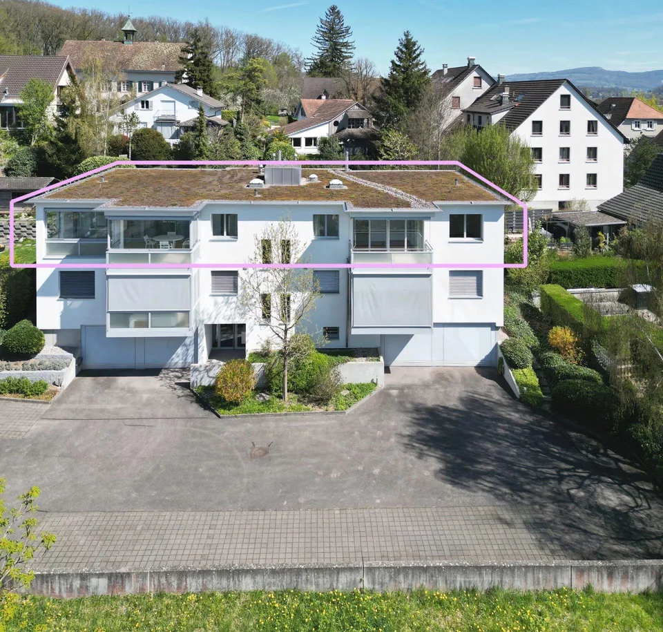 Ampio appartamento mansardato di 5,5 locali con vista panoramica a Biel-Benken