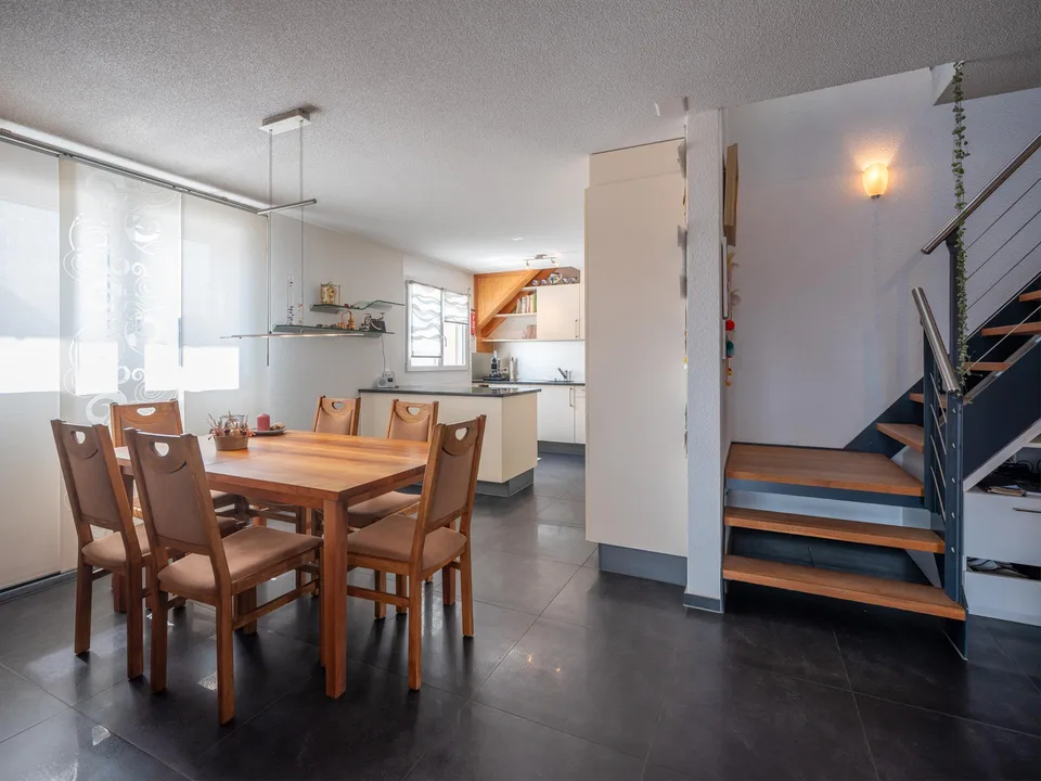 Moderne 4.5-Zimmer-Maisonette-Wohnung mit Schwedenofen