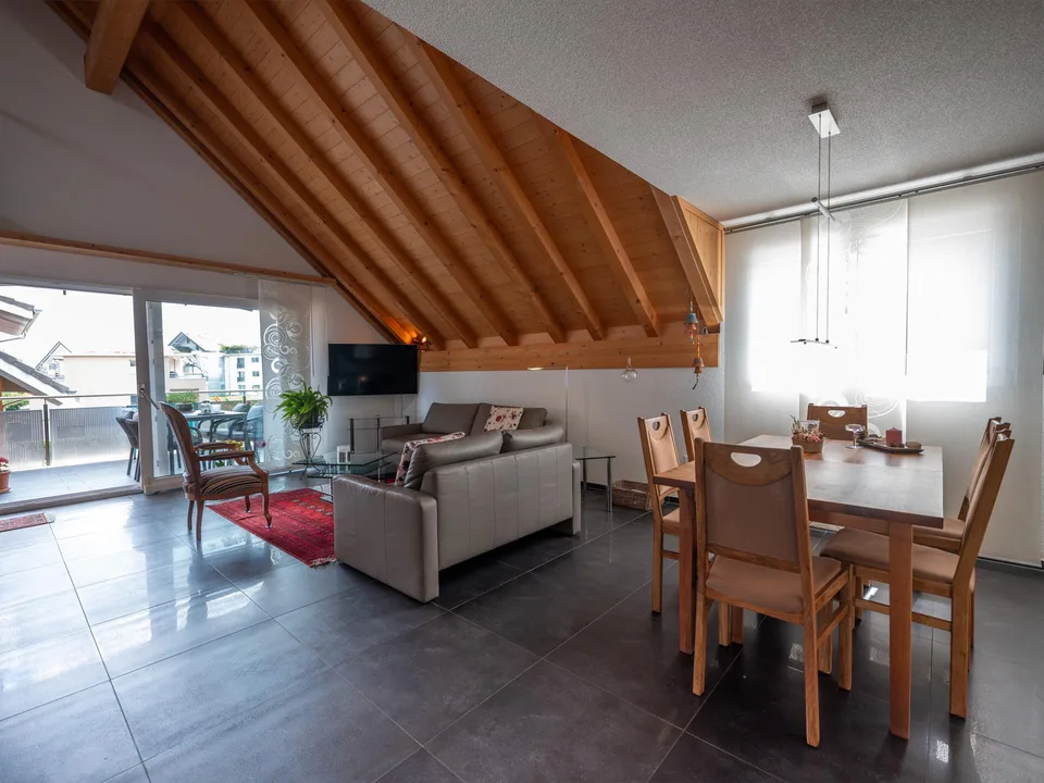 Moderne 4.5-Zimmer-Maisonette-Wohnung mit Schwedenofen