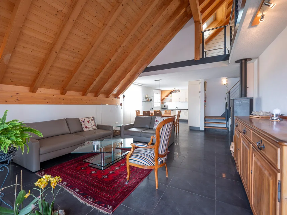 Moderne 4.5-Zimmer-Maisonette-Wohnung mit Schwedenofen