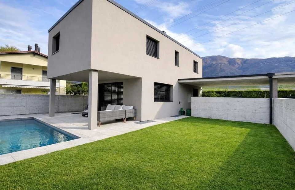 Elegantes Haus hocher Stand mit Garten und Pool