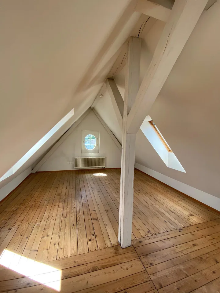 Charmant appartement 4 pièces dans un immeuble ancien avec balcon et belle vue à Thalwil