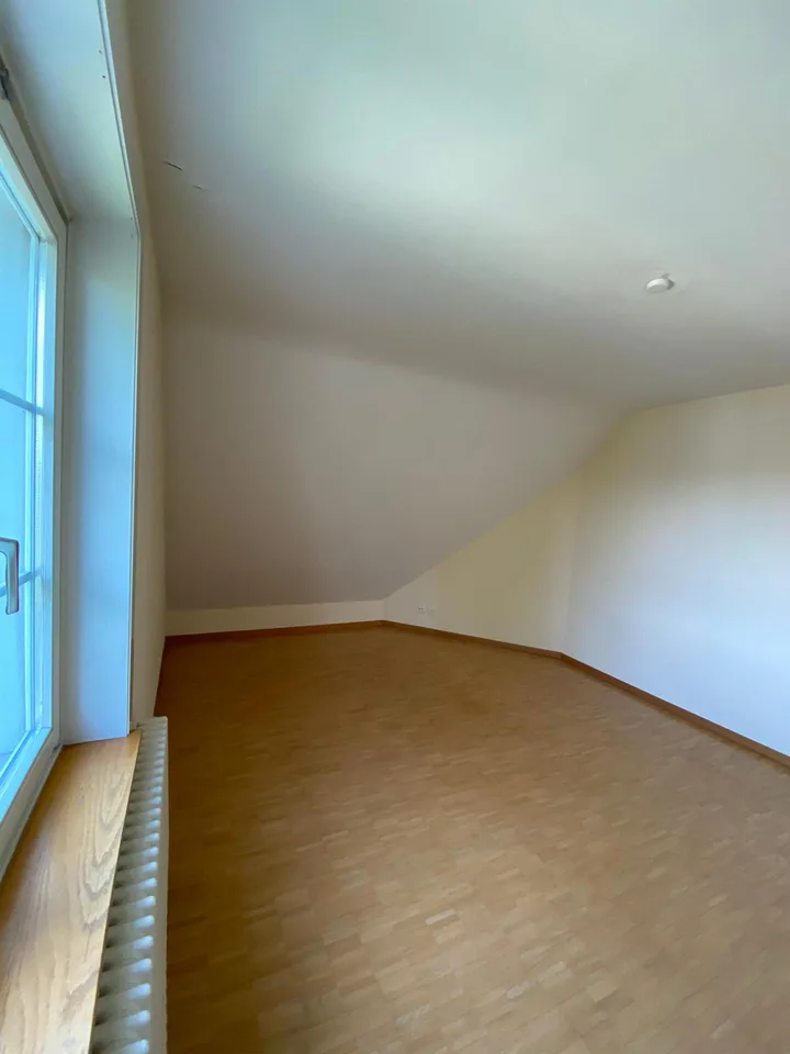 Incantevole appartamento di 4 locali in un edificio storico con balcone e vista panoramica a Thalwil – foto 6 di 11