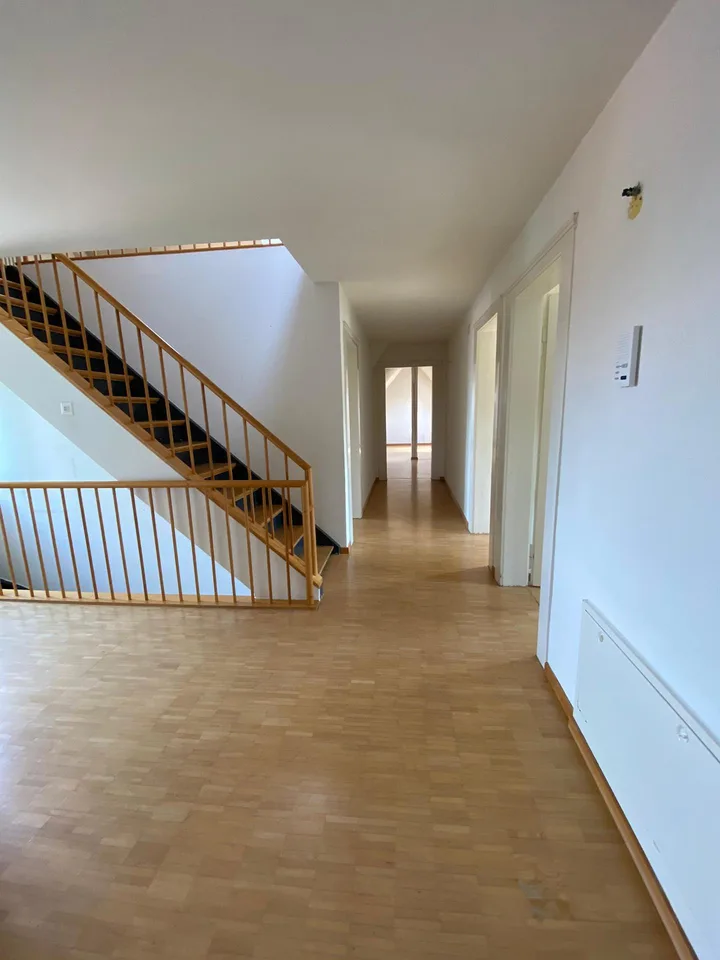 Charmant appartement 4 pièces dans un immeuble ancien avec balcon et belle vue à Thalwil