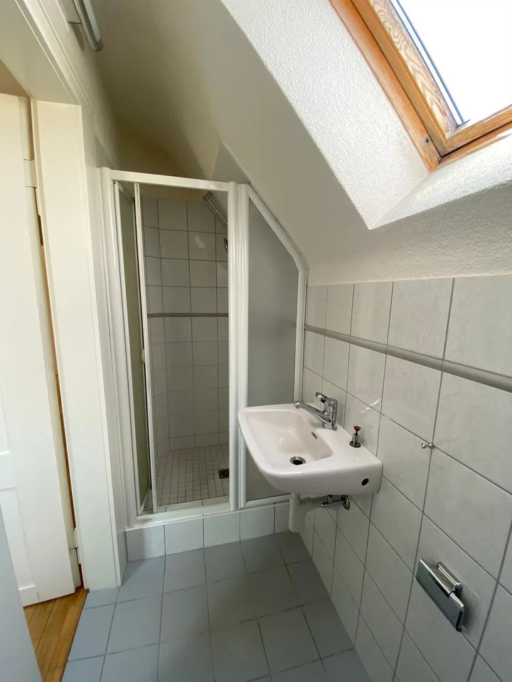 Incantevole appartamento di 4 locali in un edificio storico con balcone e vista panoramica a Thalwil – foto 7 di 11