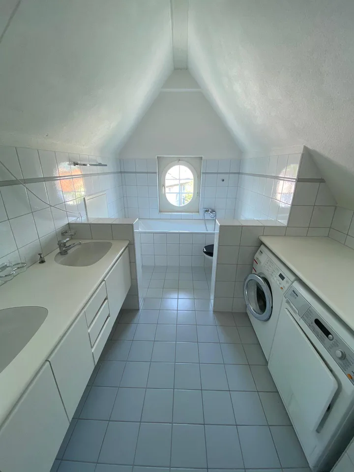 Incantevole appartamento di 4 locali in un edificio storico con balcone e vista panoramica a Thalwil – foto 8 di 11