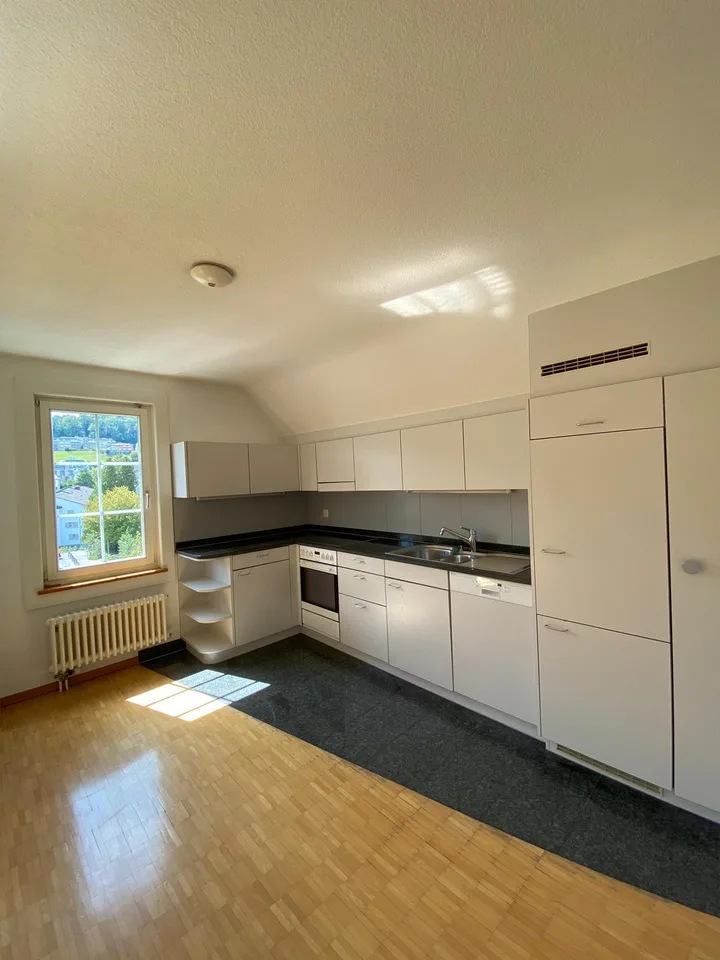 Incantevole appartamento di 4 locali in un edificio storico con balcone e vista panoramica a Thalwil – foto 9 di 11