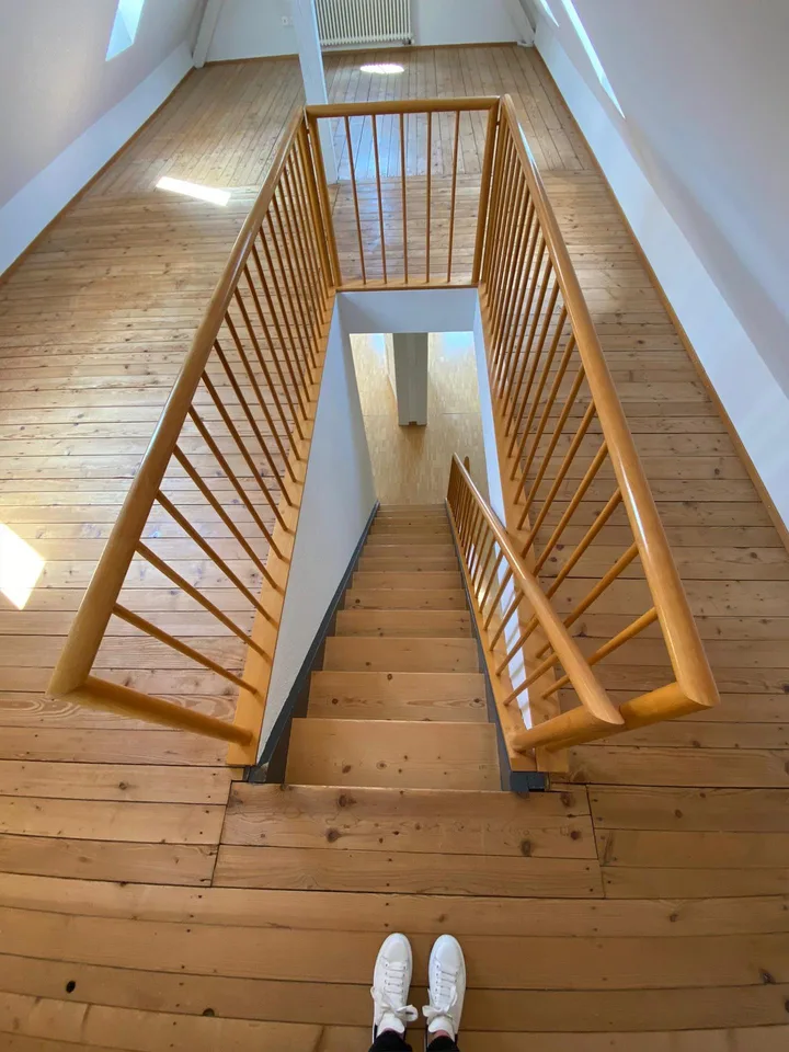 Charmant appartement 4 pièces dans un immeuble ancien avec balcon et belle vue à Thalwil