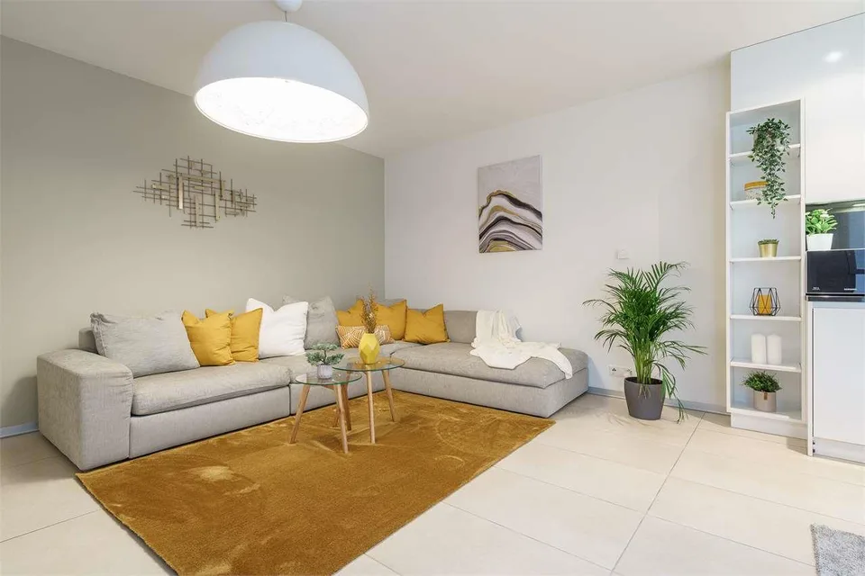 Elegant 3.5-room apartment with view of Monte San Salvatore – photo 10 of 13