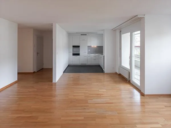 Appartement en attique rénové avec grande terrasse dans un excellent emplacement à Adliswil