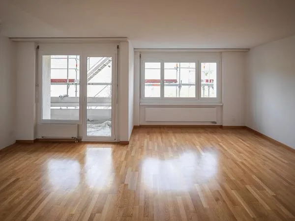 Appartement en attique rénové avec grande terrasse dans un excellent emplacement à Adliswil