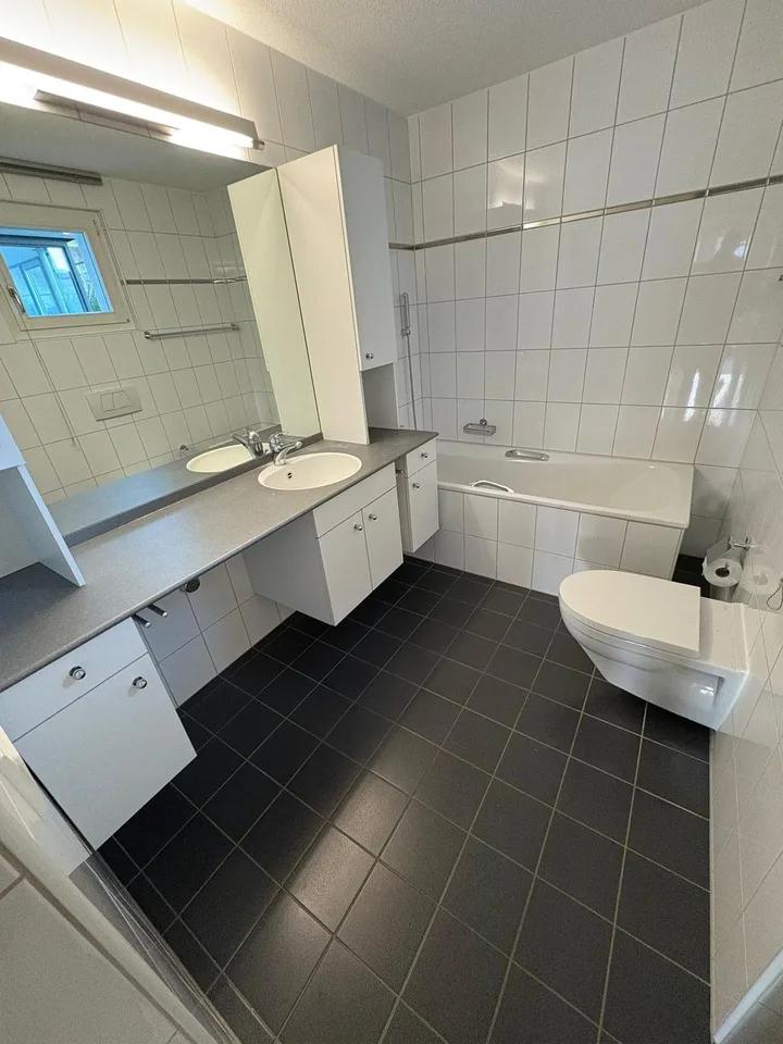 Helle 3.5-Zimmer-Wohnung mit Balkon und schöner Aussicht in Belp