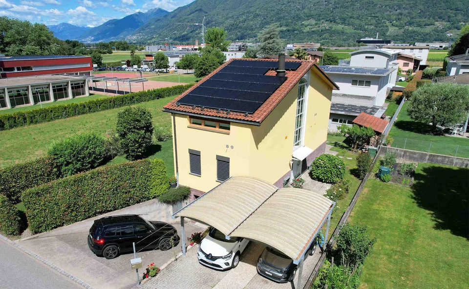 Maison avec grand jardin bien entretenu dans un quartier calme et ensoleillé