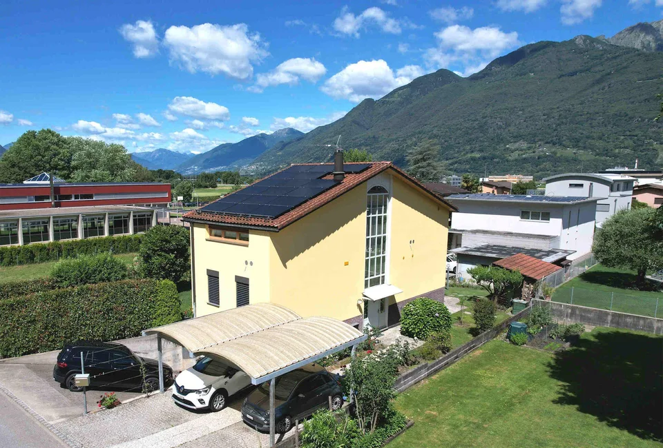 Maison avec grand jardin bien entretenu dans un quartier calme et ensoleillé