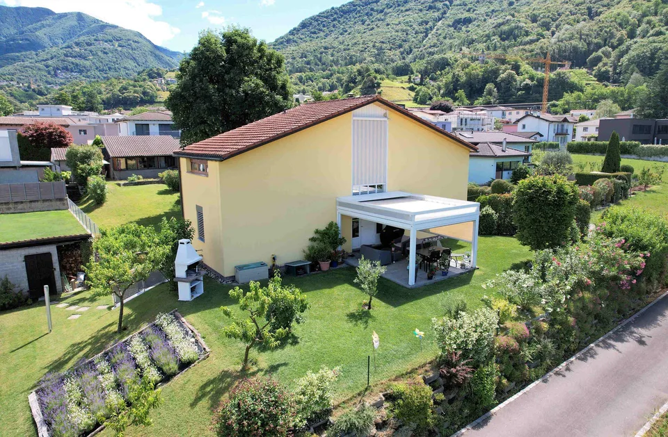 Casa con ampio giardino ben curato in zona tranquilla e soleggiata