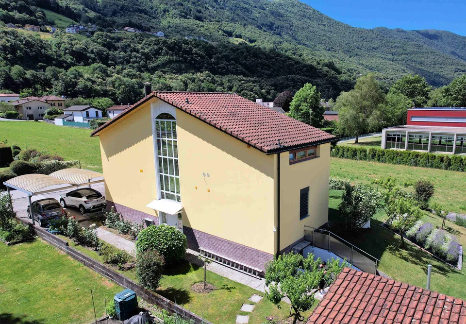 Maison avec grand jardin bien entretenu dans un quartier calme et ensoleillé