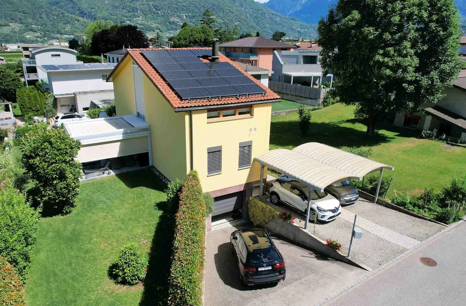 Maison avec grand jardin bien entretenu dans un quartier calme et ensoleillé