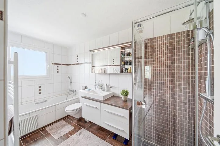 BEAU ET BON - APPARTEMENT DE 4.5 PIÈCES BIEN ENTRETENU DANS LE CENTRE – photo 6 sur 8